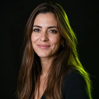 Retrato de Noelia Castiñeira, una mujer de unos treinta años con el pelo castaño recogido y una chaqueta vaquera