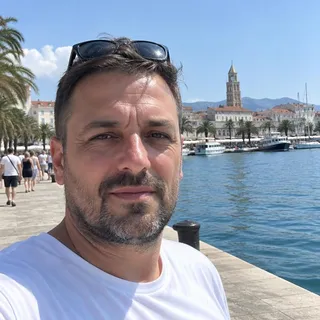 Portret Vedrana Šulentića, muškarca u ranim četrdesetima s kratkom bradom i sunčanim naočalama na glavi