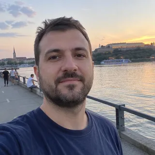 Portret Relje Šarenca, muškarca u srednjim tridesetim sa kratkom bradom u tamnoplavoj majici